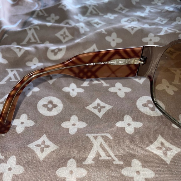 ❤️SOLD❤️ Burberry sunglasses - Picture 7 of 15